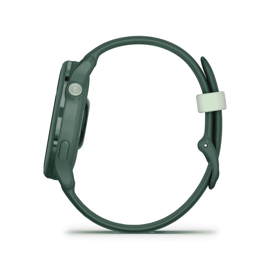 Ceas Garmin vívoactive 6 display AMOLED, dimensiune afisaj 30.4 mm, rezolutie afisaj  390 x 390 pixeli, memorie 8GB, autonomie până la 11 zile (5 zile cu afişajul permanent pornit) rezistanta la apa pana la 5 ATM, greutate: 23g, ramă Jasper Green cu curea Bone, carcasă Green Metallic şi curea din